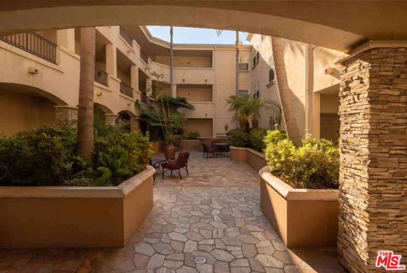 4237 Longridge Avenue #203 photo 4