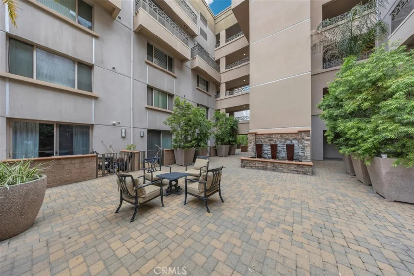 931 E Walnut #307 photo 30