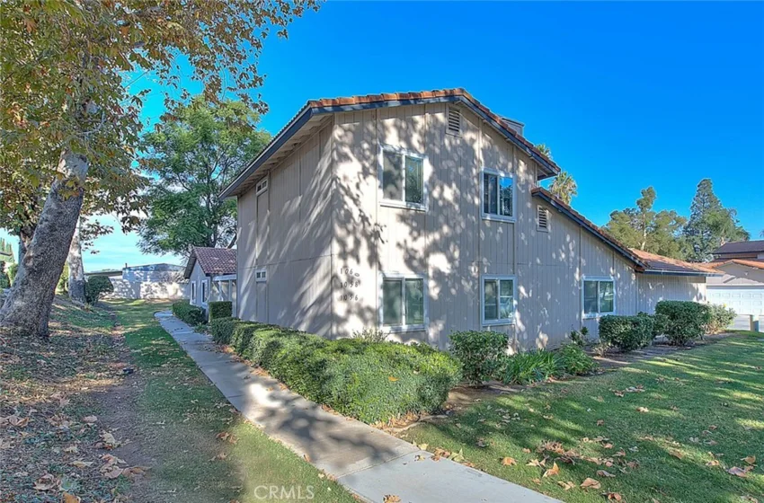 1060 Border Avenue photo 1