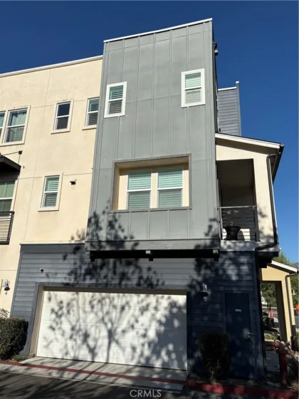 1422 N Harbor photo 1