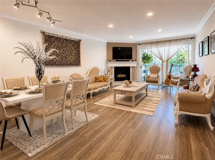 5565 Canoga Avenue #207 photo 4