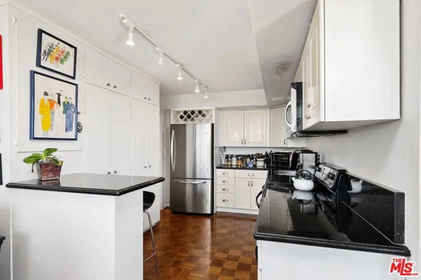 818 N Doheny Drive #606 photo 11