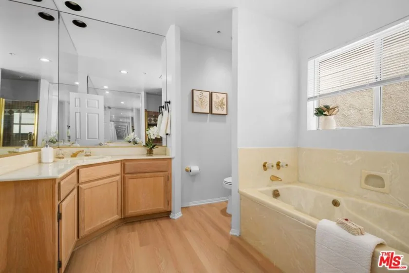 1932 Pelham Avenue #202 photo 7