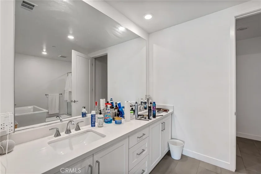 4600 Rivington photo 16
