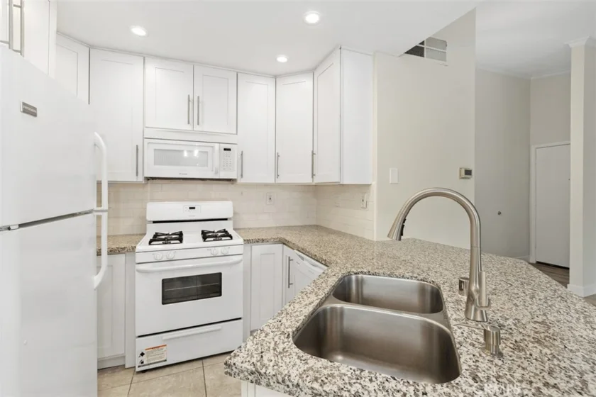 2576 Avenida Del Vista #204 photo 11