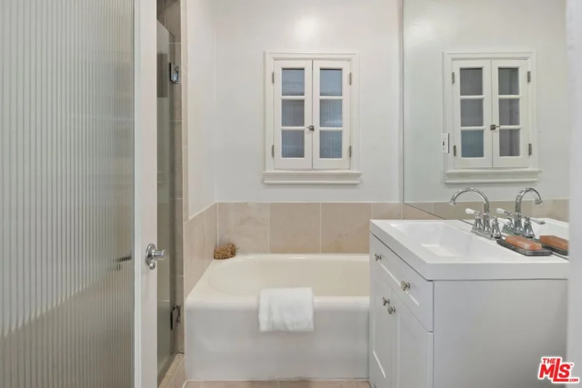 1345 N Hayworth Avenue #2 photo 23