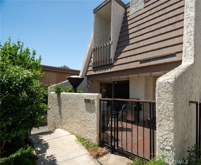 18360 Collins #L photo 6