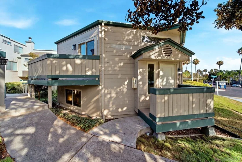 4751 Lamont Street photo 6
