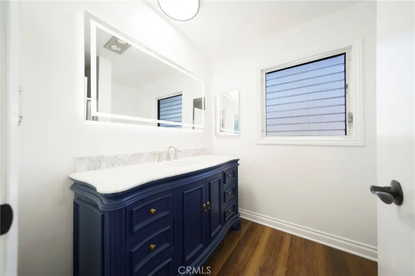 8120 Canby Ave #6 photo 32
