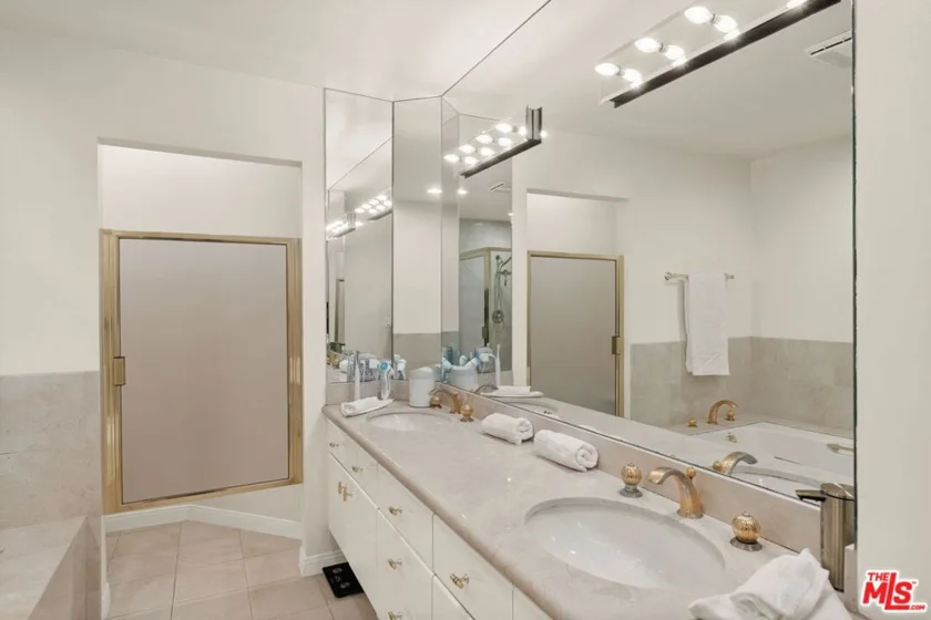 121 N Almont Drive #201 photo 26