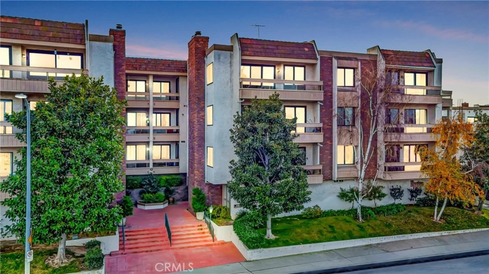 17140 Burbank Boulevard #206 photo 1