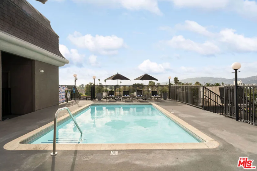 585 N Rossmore Avenue #407 photo 20