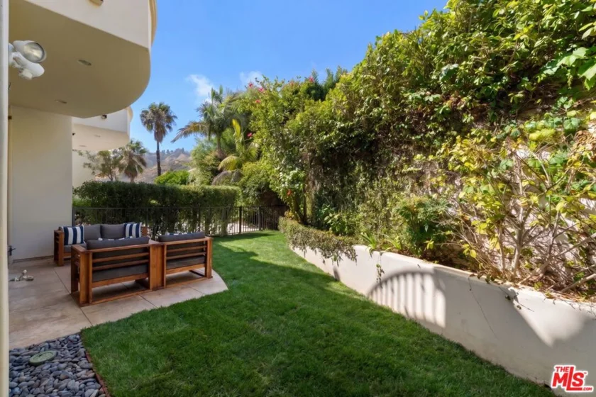 23963 De Ville Way photo 14