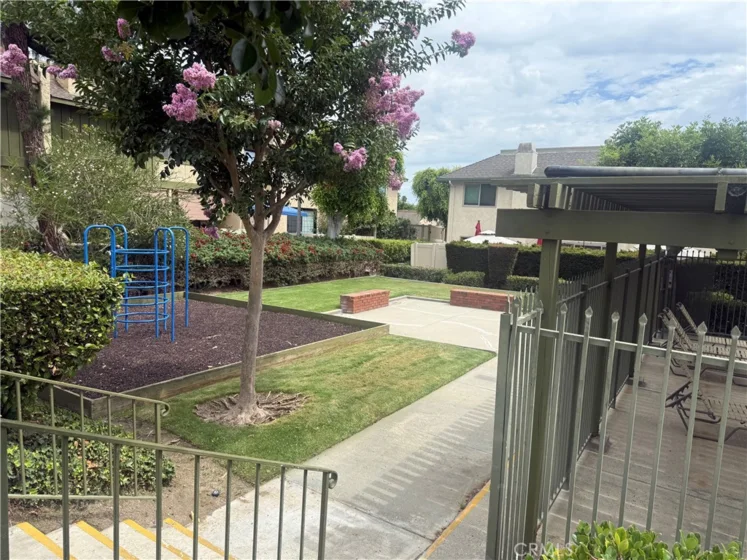 560 Berry Way photo 4