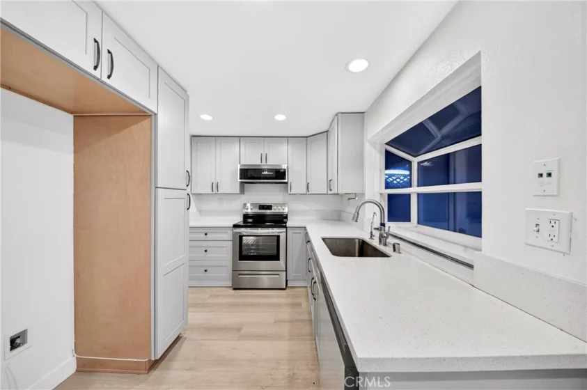 4657 Larwin photo 8
