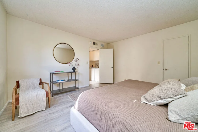 5437 Corteen Place #212 photo 5