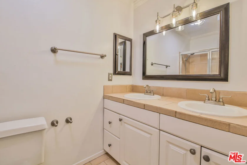 625 N Flores Street #102 photo 29
