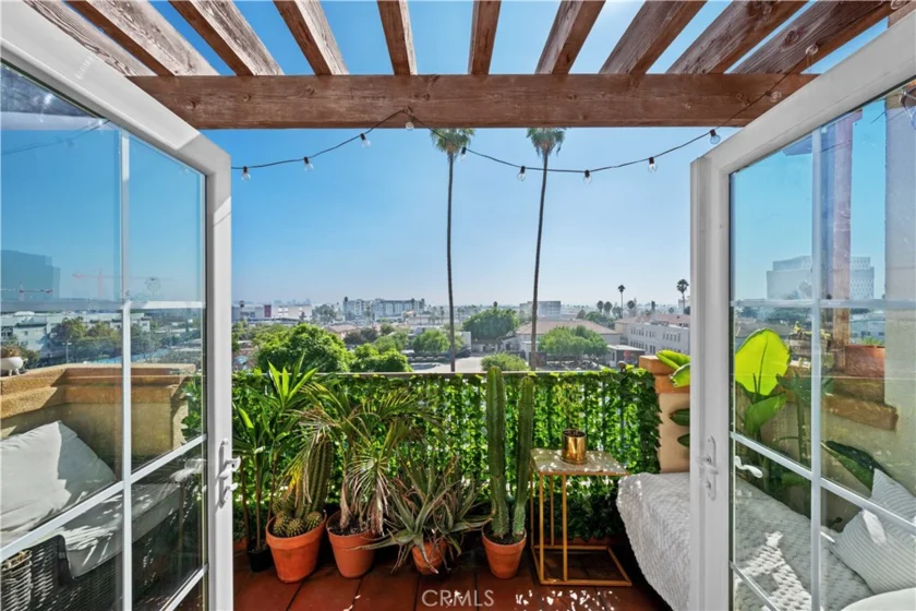5633 Carlton Way #501 photo 1