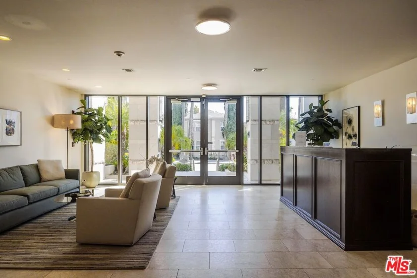 447 N Doheny Drive #104 photo 25