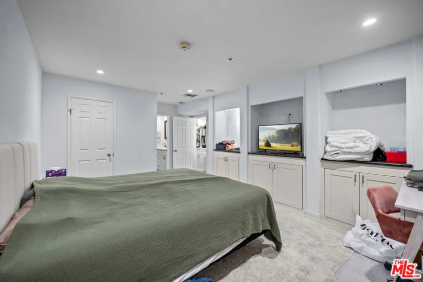 121 S Hope Street #517 photo 37