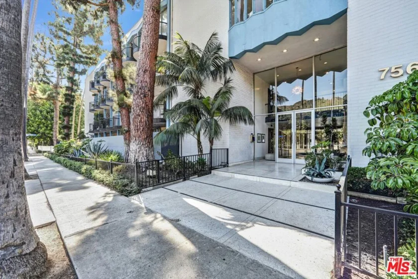 7560 Hollywood Boulevard #303 photo 4
