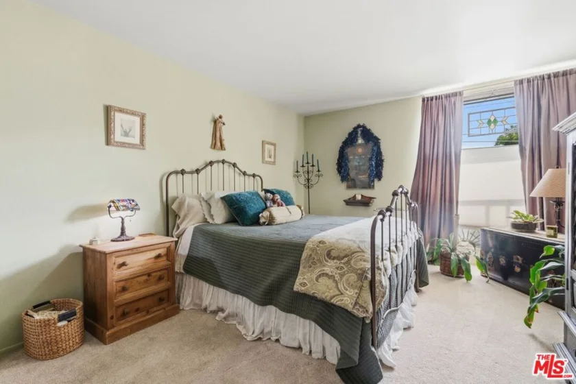 906 N Doheny Drive #221 photo 16