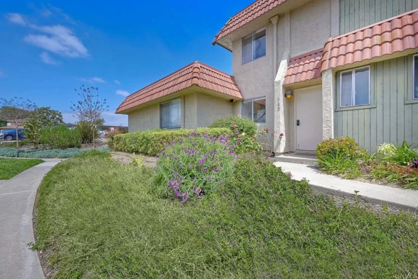 582 Beverly Place photo 1