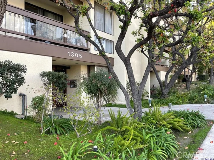 1305 N Columbus Avenue #204 photo 1