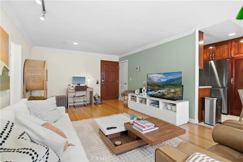 1154 S Barrington Avenue #213 photo 28
