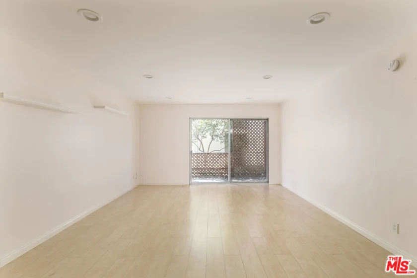 5460 White Oak Avenue #K103 photo 2