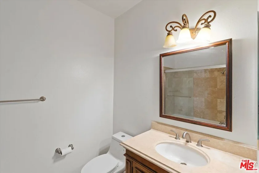 1522 S Saltair Avenue #206 photo 8