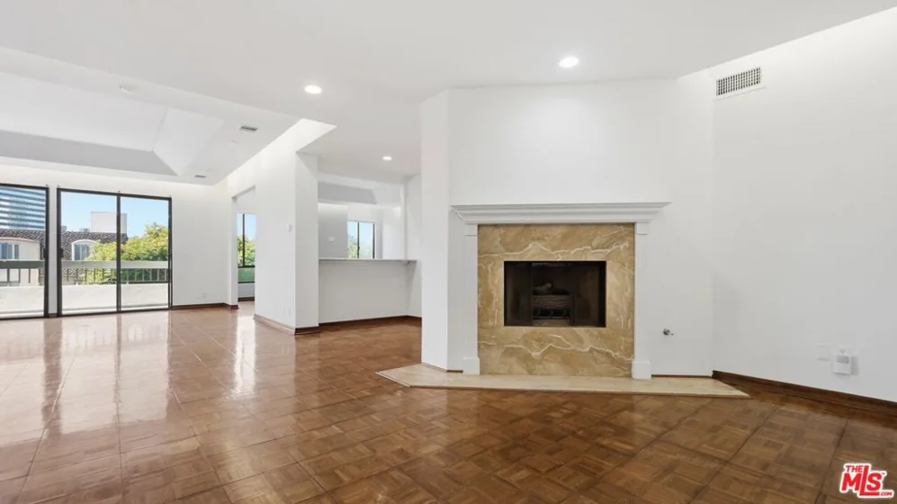 1220 Roxbury Drive #302 photo 3
