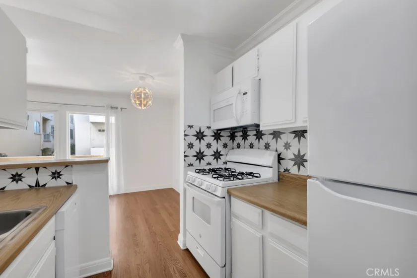 1020 Granville Avenue #205 photo 1