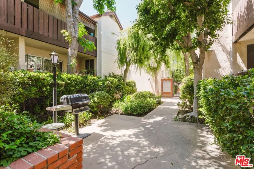 14980 Victory Boulevard #201 photo 33