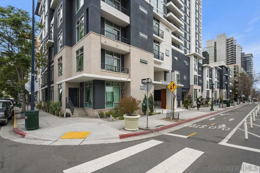 425 W Beech Street #1251 photo 37