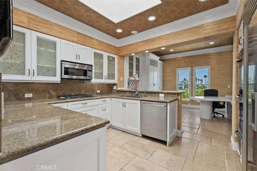 2600 Newport photo 14