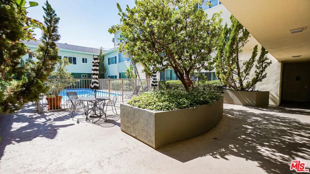 1525 N Hayworth Avenue #204 photo 22
