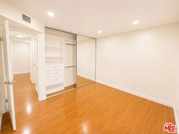 5009 Woodman Avenue #202 photo 3