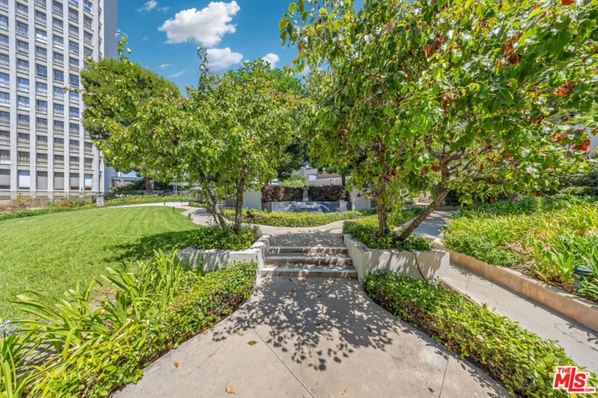 121 S Hope Street #429 photo 40