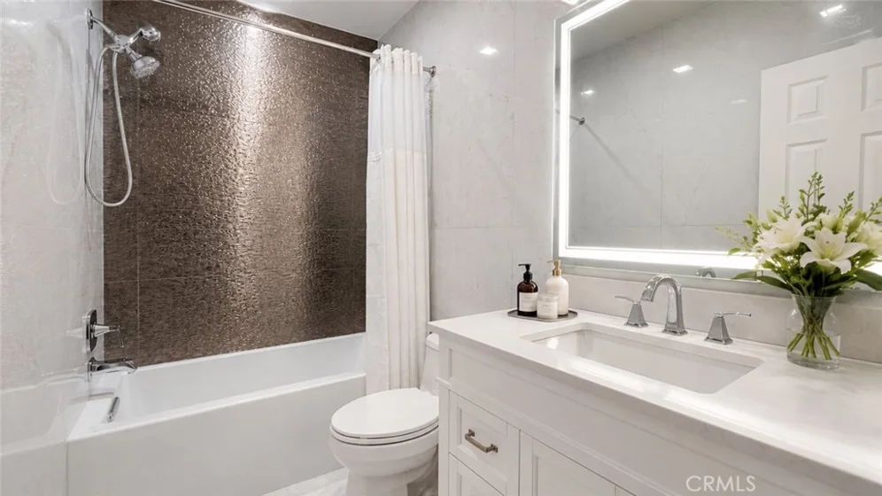 1233 N Laurel #211 photo 20