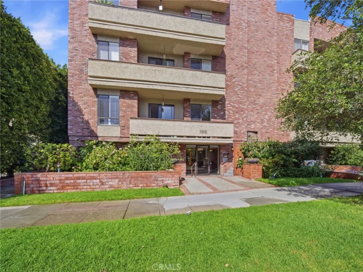 1315 Roxbury Drive #204 photo 1