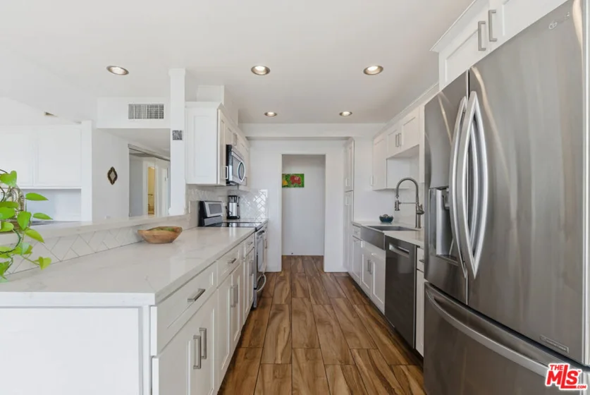 2385 Roscomare Road #E17 photo 30