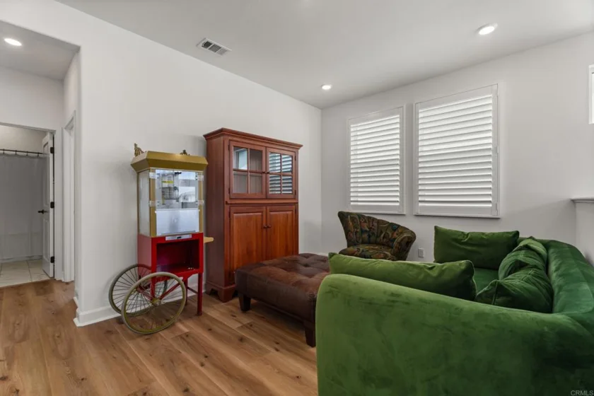 444 Bunsen Street photo 30