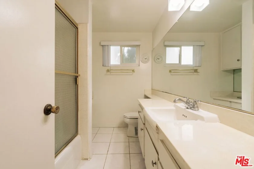 1754 N Kenmore Avenue #202 photo 4