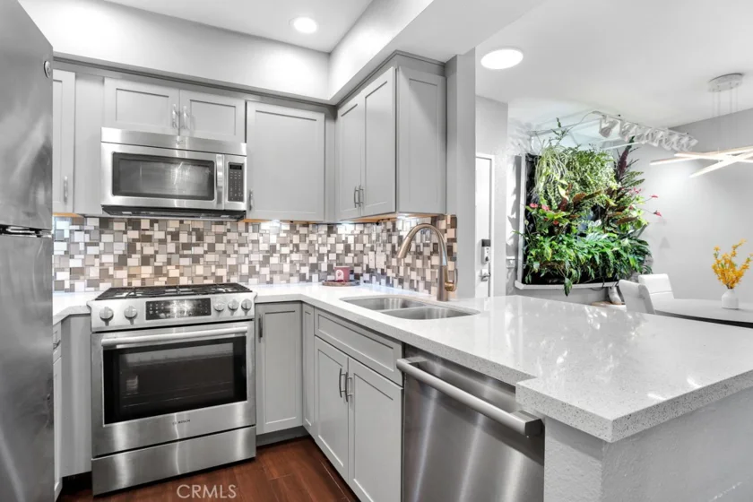 6323 Reseda Boulevard #39 photo 1