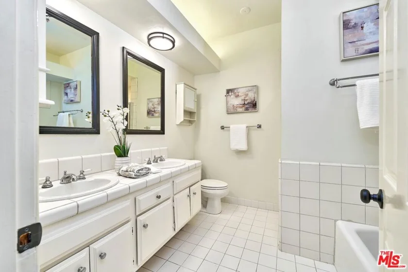 420 S Barrington Avenue #102 photo 21