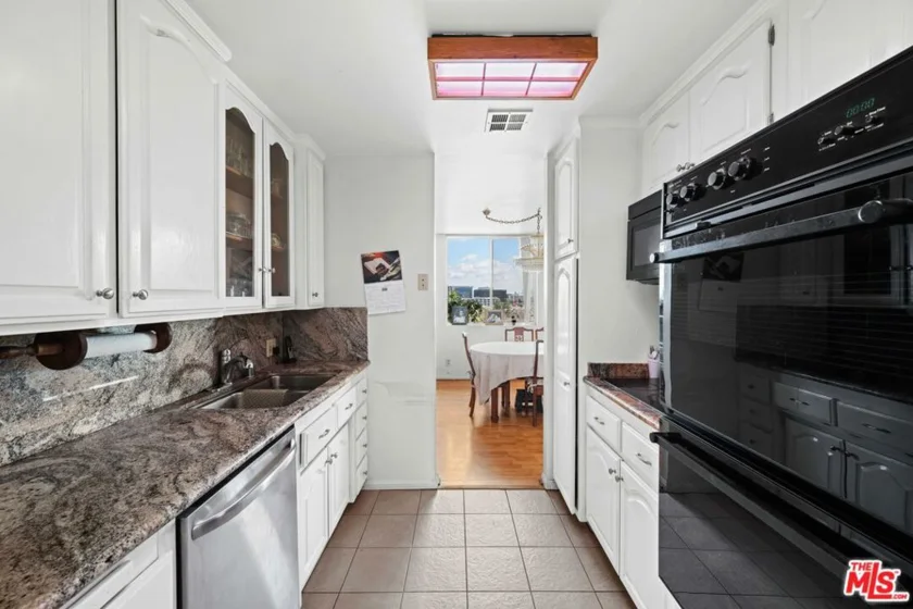 100 S Doheny Drive #512 photo 11