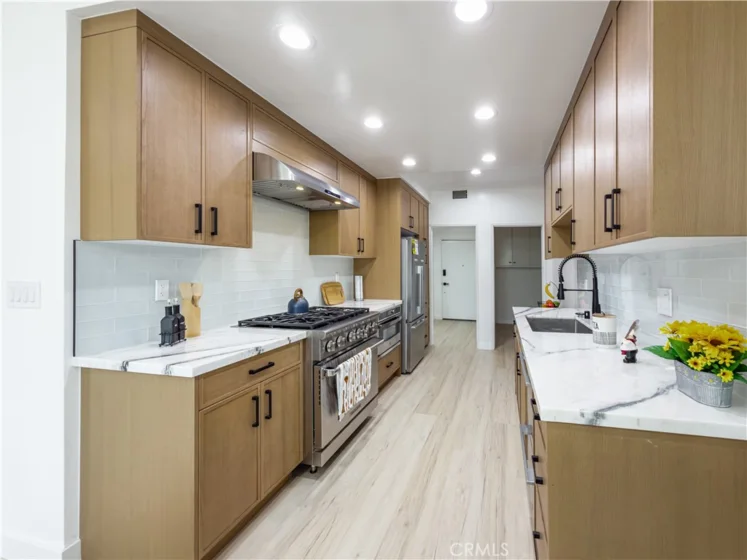 1944 Glendon Avenue #209 photo 21