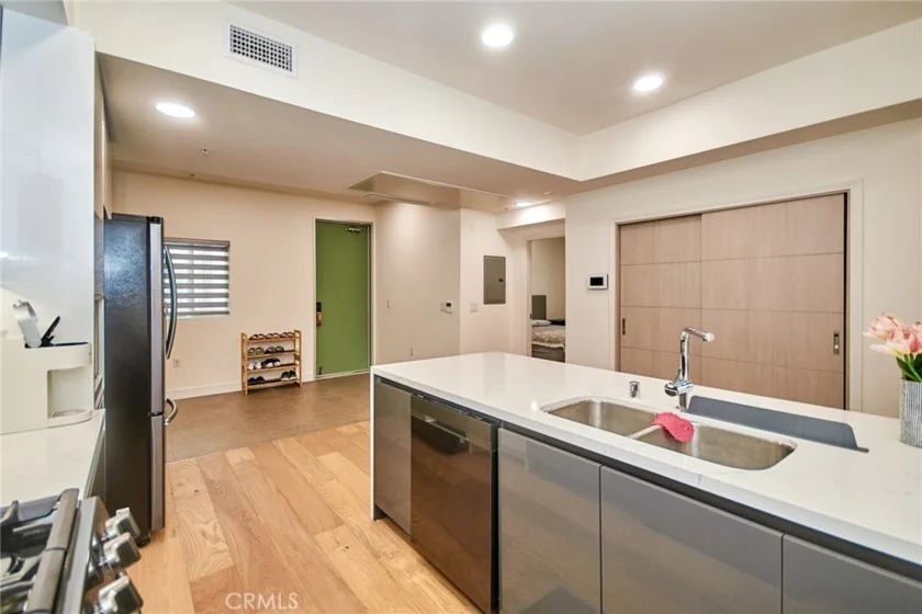 820 S Wilton Place #304 photo 7