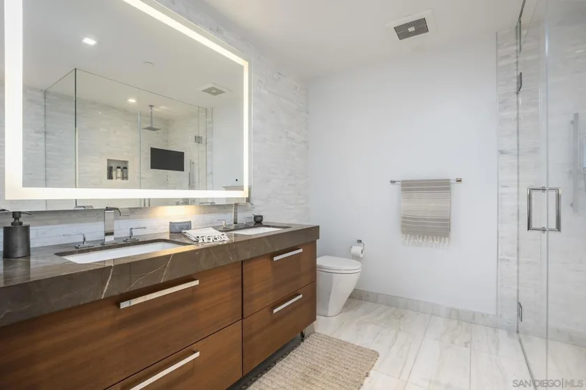 888 W E #2302 photo 42